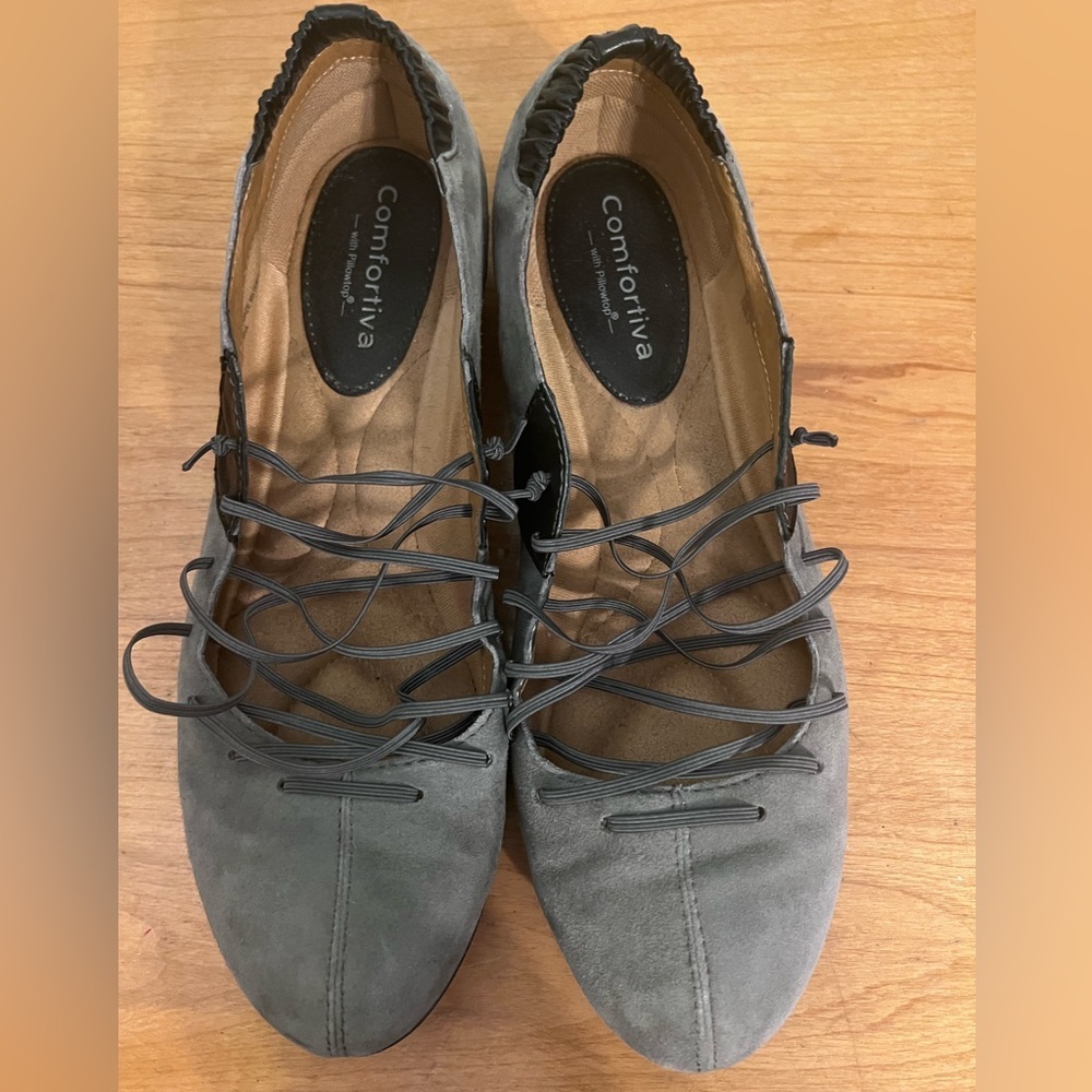 Comfortiva with pillowtop ballet flats. Light grey leather upper. Elastic straps